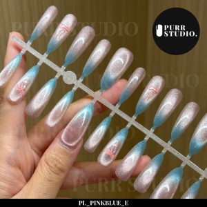 เล็บปลอมลาย Pinkblue โทนชมพูฟ้าไล่สีลูกแก้วแบบสำเร็จรูป มีประกายกลิตเตอร์และดีไซน์โบว์ ติดเองง่าย สวยหรู พร้อมใช้งาน