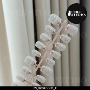 เล็บปลอมลาย Rosewhite โทนขาวโรสโกลด์แบบสำเร็จรูป มีประกายเมทัลลิกและดีไซน์ดาว ติดเองง่าย สวยหรู พร้อมใช้งาน
