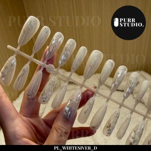 เล็บปลอมลาย Whitesilver | เล็บปลอมสำเร็จรูป ขาวเงินหรู Purr Studio