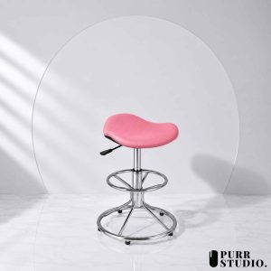 เก้าอี้บาร์เตี้ยปรับระดับได้ Purr Studio รุ่น BC-018TH เบาะทรงอานม้าหุ้มหนัง PVC สีแดงสด โครงขาเหล็กชุบโครเมียมเงางาม พร้อมที่พักเท้าทรงกลมและฐานโครงเหล็ก 4 ขาติดปุ่มกันลื่น วางบนพื้นหินอ่อนสีขาวสไตล์มินิมอล หรือ เข้ากับร้านได้หลากหลายรูปแบบ
