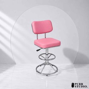 เก้าอี้บาร์สูงปรับระดับได้ Purr Studio รุ่น BC-179TH เบาะทรงอานม้าหุ้มหนัง PVC สีแดงสด โครงขาเหล็กชุบโครเมียมเงางาม พร้อมที่พักเท้าทรงกลมและฐานโครงเหล็ก 4 ขาติดปุ่มกันลื่น วางบนพื้นหินอ่อนสีขาวสไตล์มินิมอล หรือ เข้ากับร้านได้หลากหลายรูปแบบ